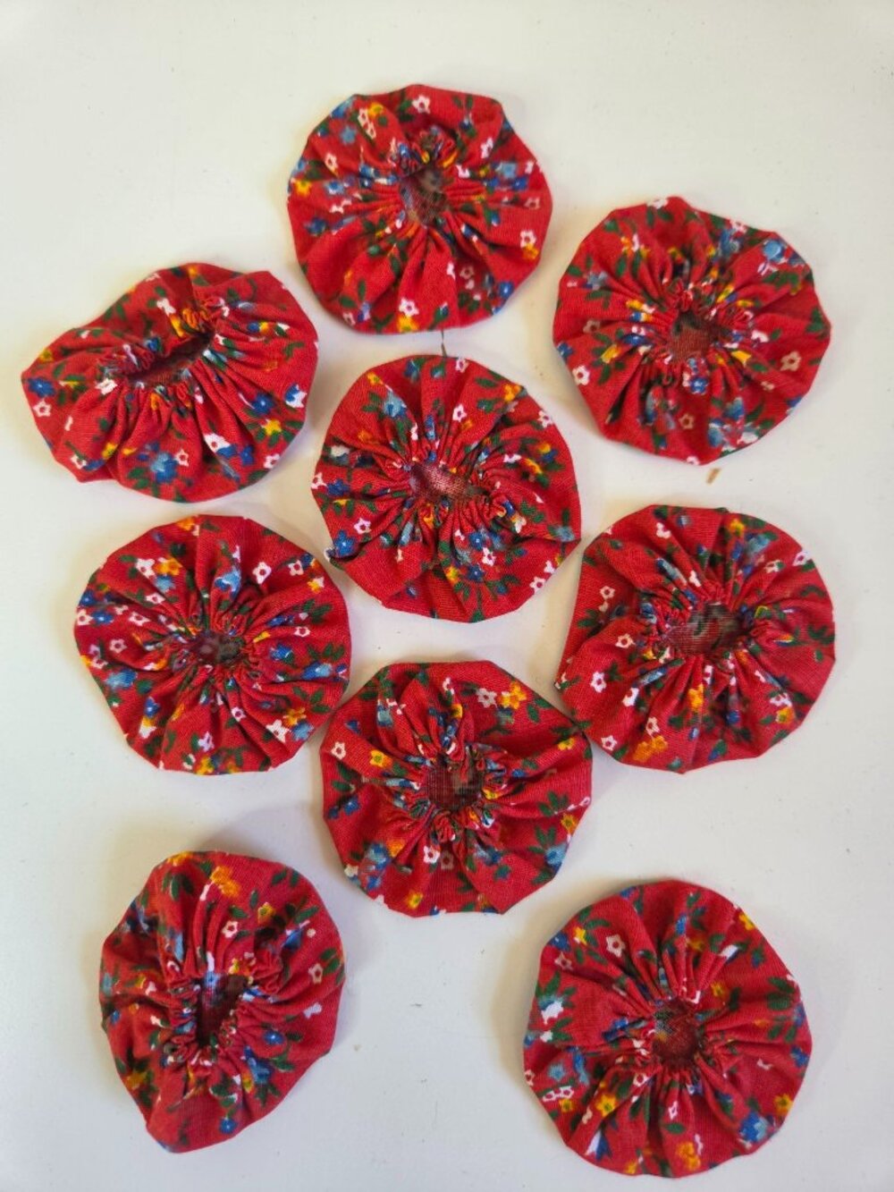 Vtg Handmade Red Fabric Yo-Yos Suffolk Puffs Floral Red Print Set Of 9